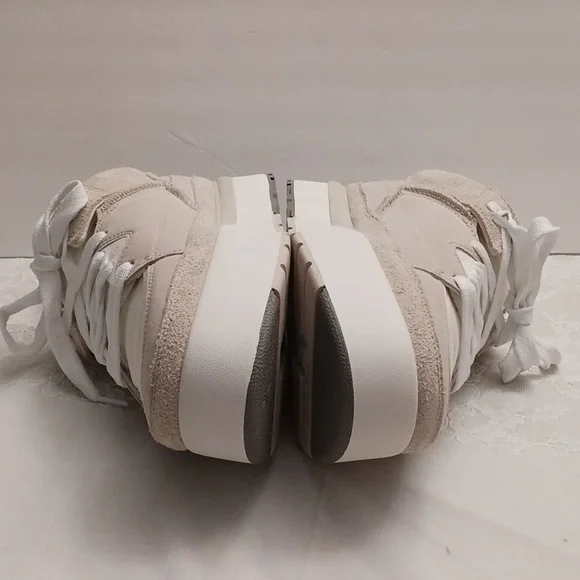 UGG size 11 men's cream and tan casual platfrom sneakers.